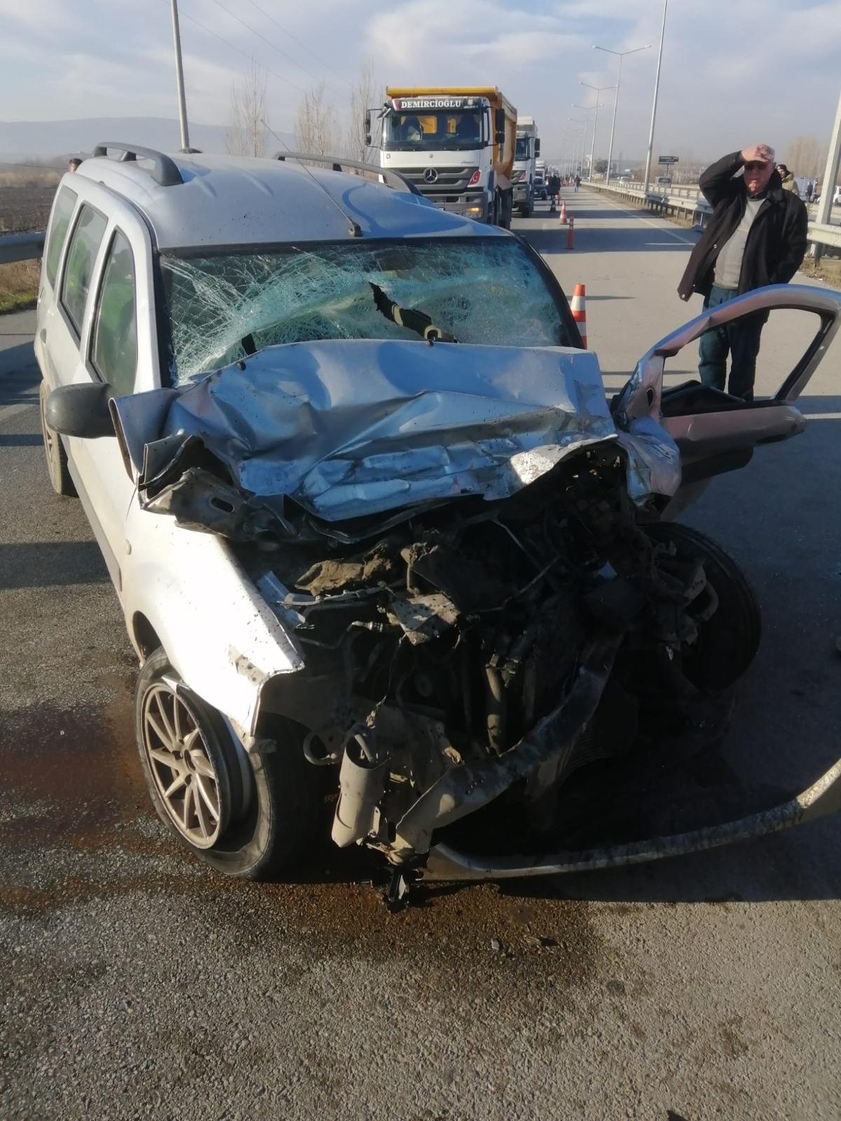 Çorum\'da tıra çarpan otomobildeki 2 kişi yaralandı