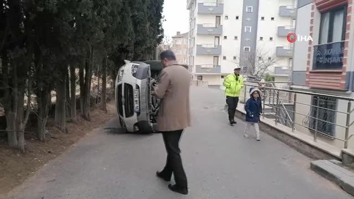 Devrilen aracın içinden burnu bile kanamadan çıktı