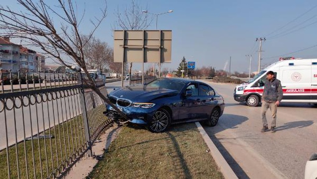 Direksiyonunda rahatsızlandığı otomobille ters yöne girip kaza yaptı! O anlar kameralara yansıdı