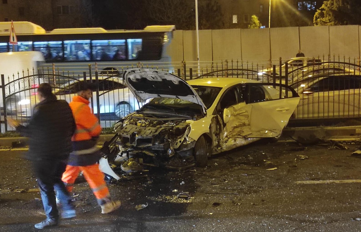 Diyarbakır\'da 3 aracın karıştığı kazada 1 polis memuru öldü, 5 kişi yaralandı