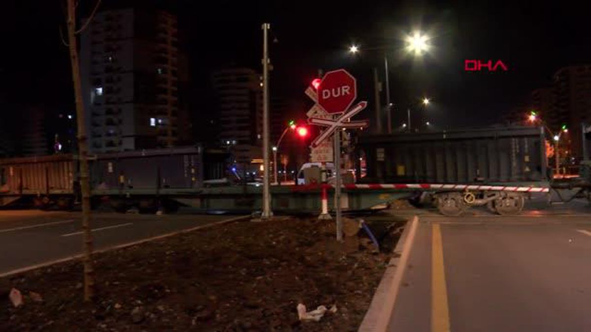 DİYARBAKIR'DA YÜK TRENİ HEMZEMİN GEÇİTTE OTOMOBİLE ÇARPTI: 4 YARALI