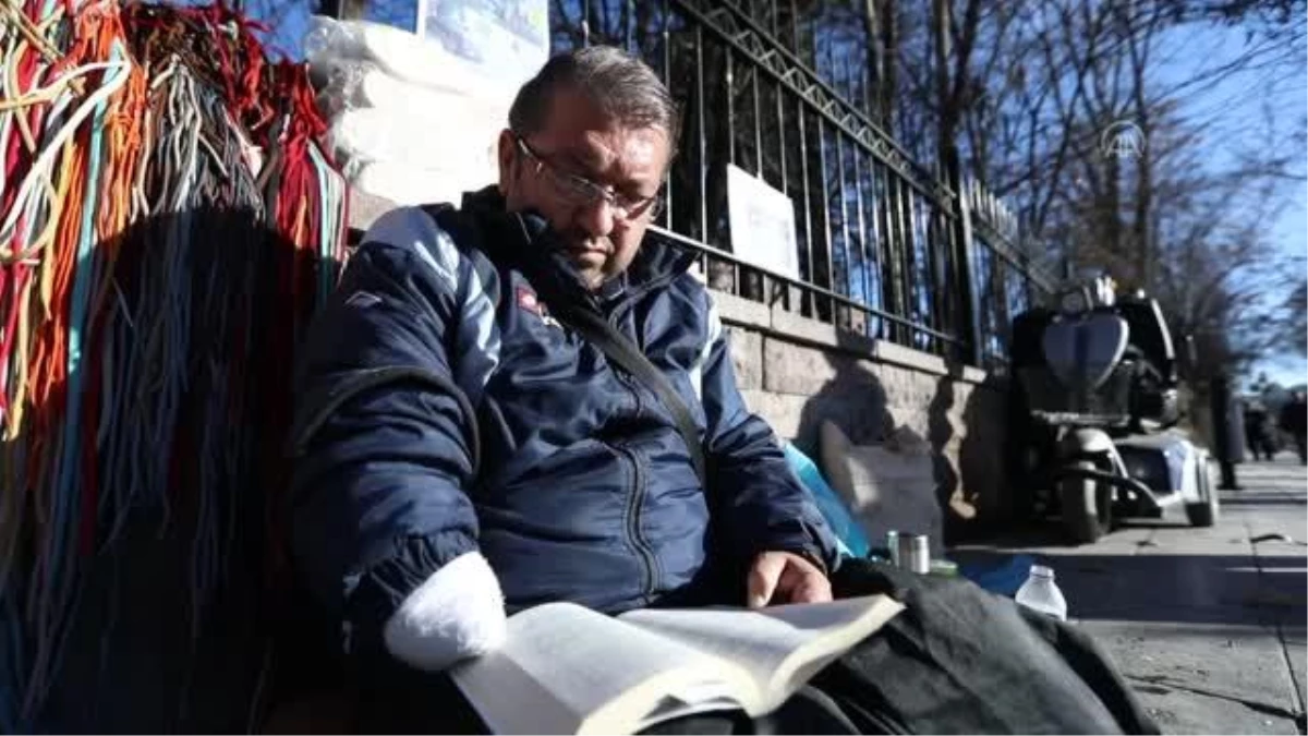 Engelli satıcı, kitapları yoldaş ettiği tezgahıyla 4 çocuğunu okutuyor