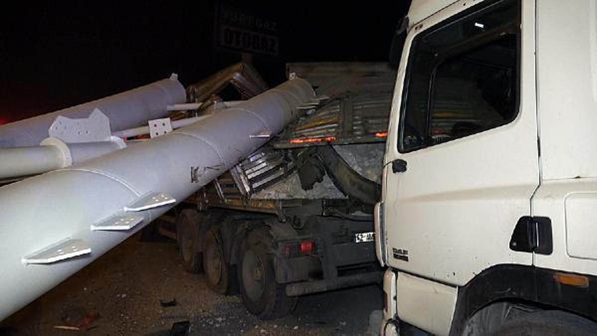 Freni boşalan TIR, 2 TIR\'a çarptı; D-100 yolu ulaşıma kapandı