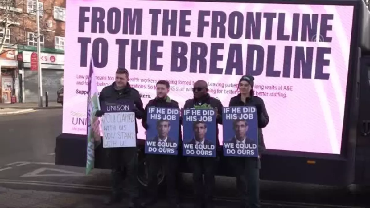 İngiltere ve Galler'de ambulans çalışanları greve başladı (2)