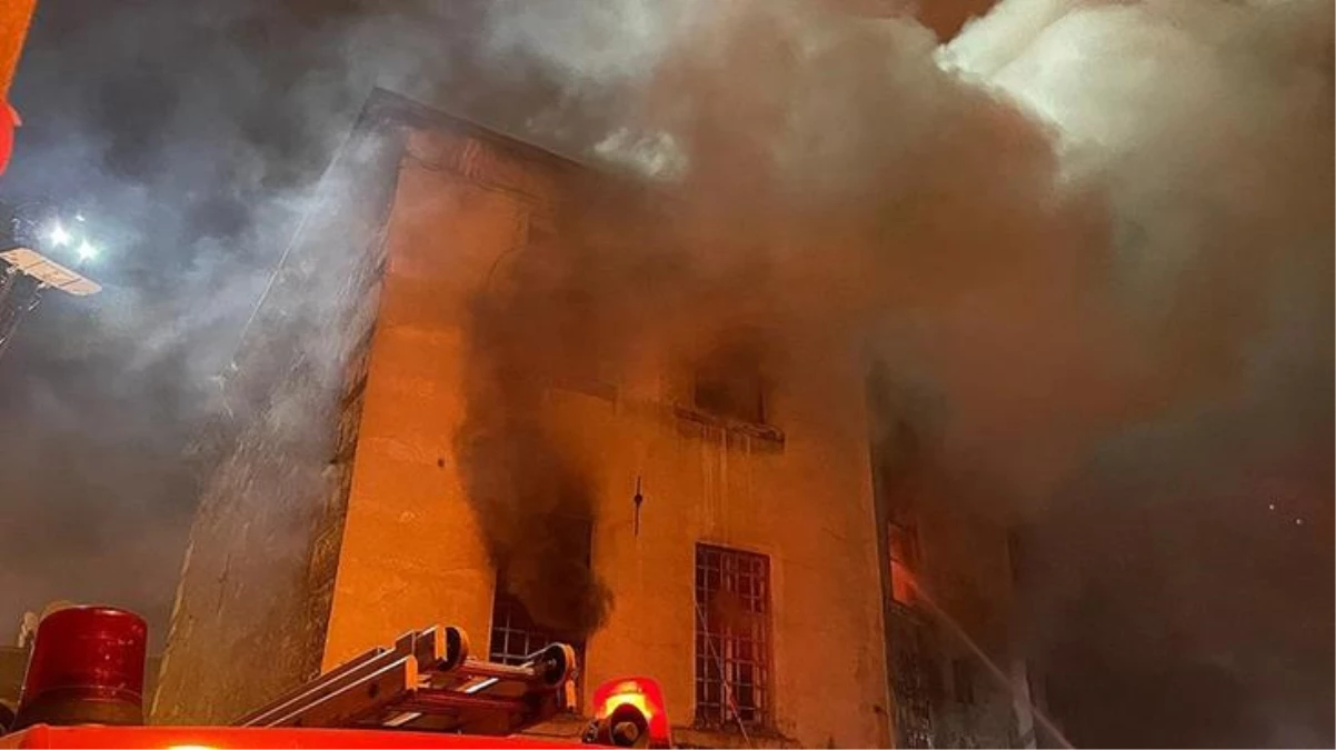 İstanbul\'da 190 yıllık Surp Pırgiç Ermeni Katolik Kilisesi\'nde yangın! Valilik açıklama yaptı
