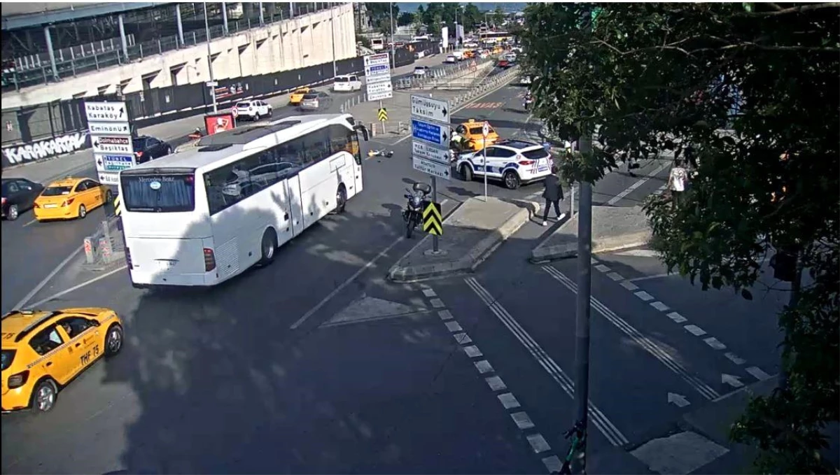 İstanbul\'da film gibi olay kamerada: Alkollü taksici çarptığı polisi sürükleyip böyle kaçtı