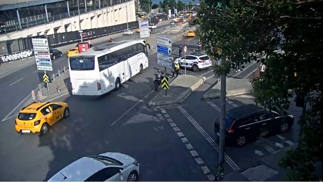 İstanbul'da film gibi olay kamerada: Alkollü taksici çarptığı polisi sürükleyip kaçtı