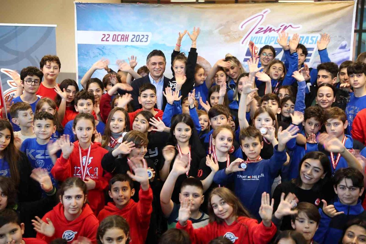 İzmir\'in minik yüzücüleri Aliağa\'da yarıştı