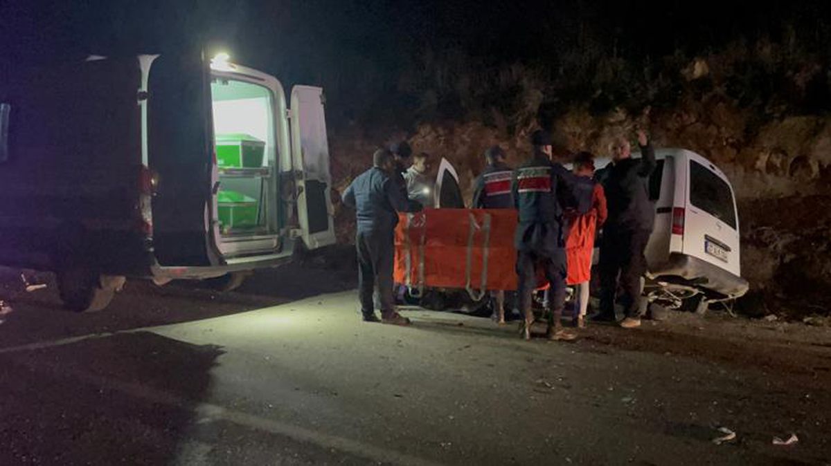 Kafa kafaya çarpışan araçlara bir de otomobil çarptı: 1 kişi öldü 6 kişi yaralandı