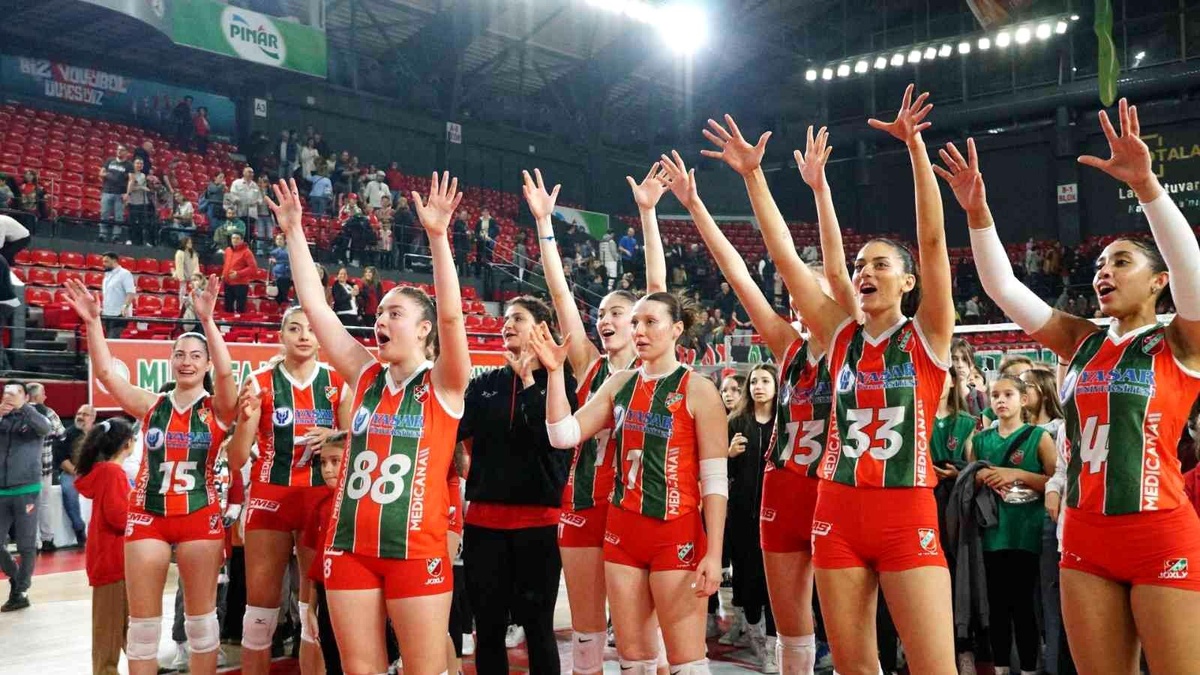 Karşıyaka Voleybol\'da yüzler gülüyor