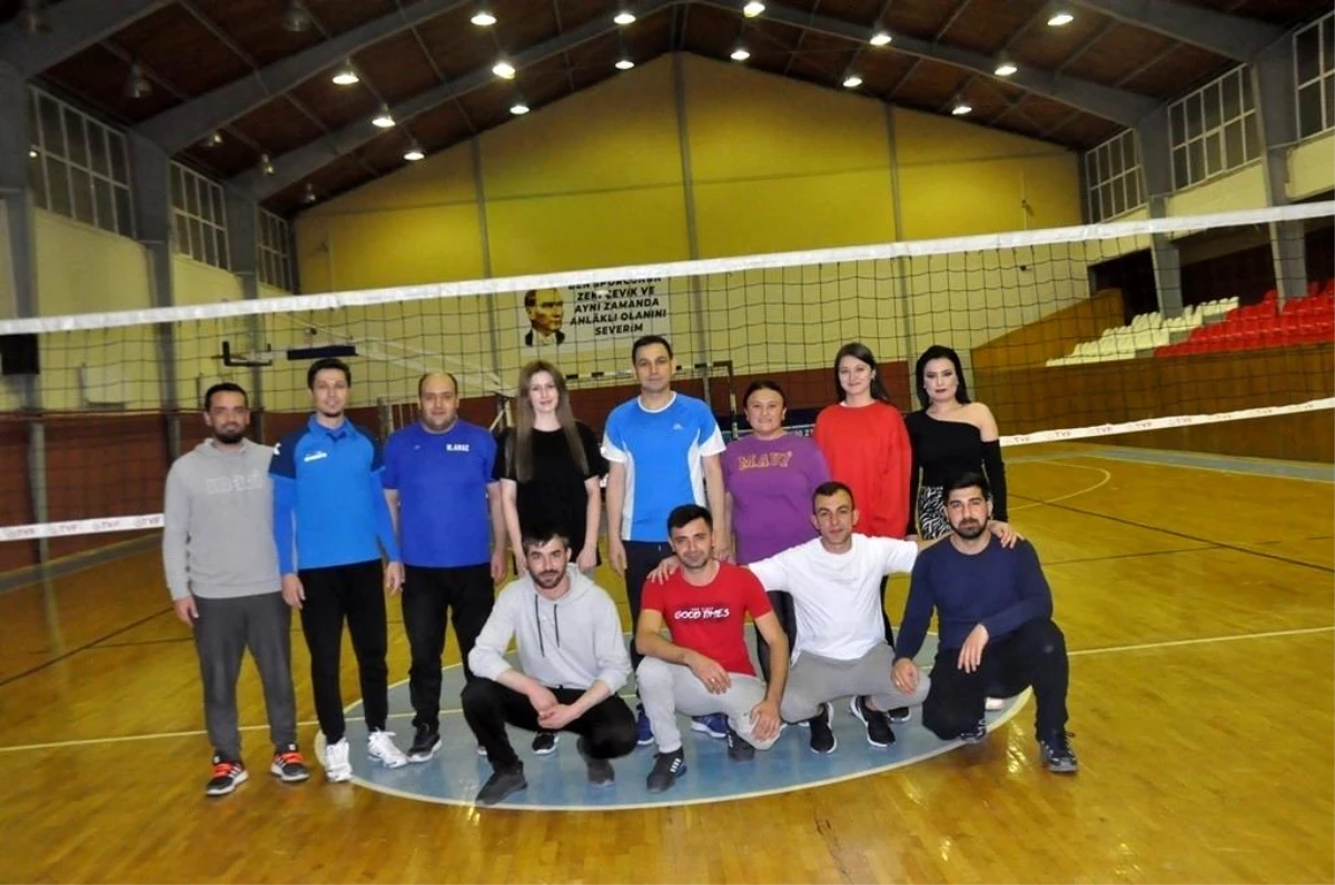 Kaymakam Sülün gençlerle voleybol maçı yaptı