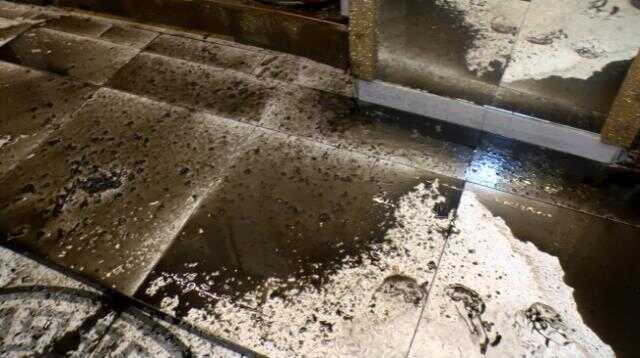 Kiracısını çıkarabilmek için tavanı delip aşağı sarımsaklı su döktü Kiracısını çıkarabilmek için tavanı delip aşağı sarımsaklı su döktü