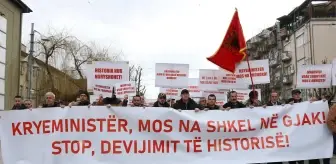 Kosova Başbakanı Kurti'nin öldürülen Sırp siyasetçi İvanoviç'i anması protesto edildi