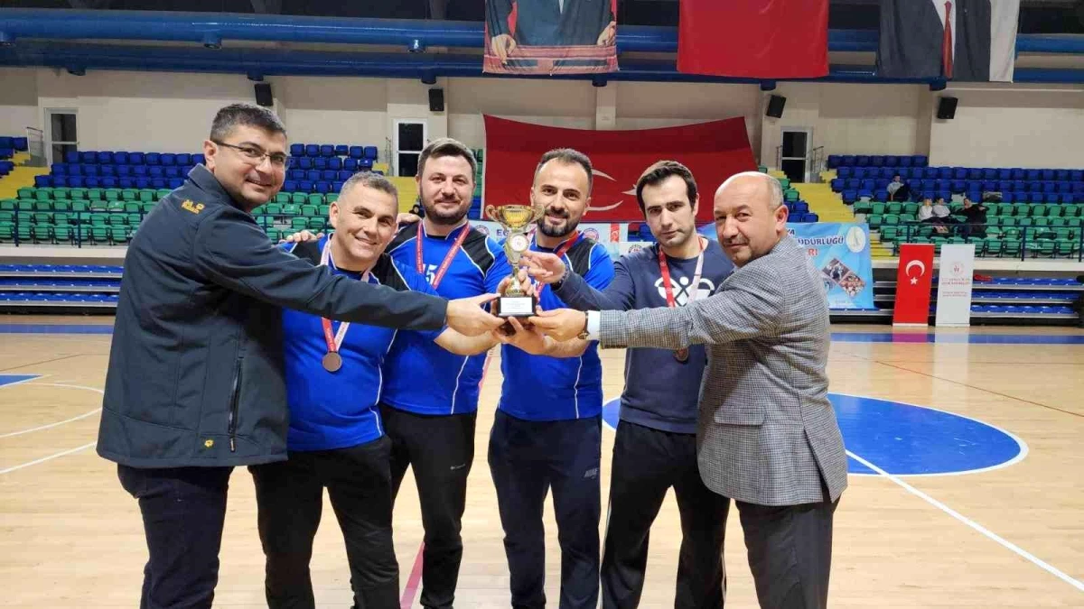 Kütahya\'da eğitim çalışanlarından voleybol turnuvası