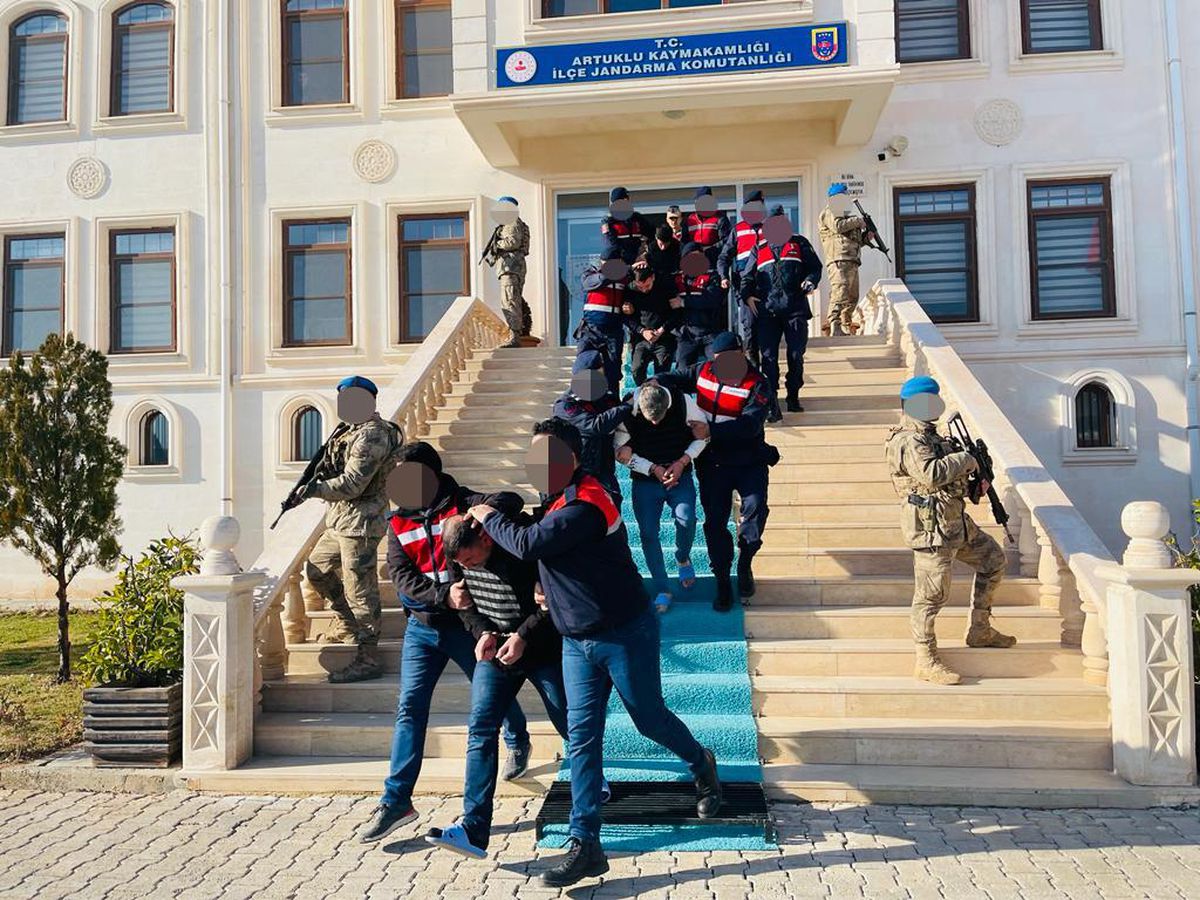 Mardin\'de 5 kişinin öldürüldüğü saldırıyla ilgili 5 zanlı adliyede