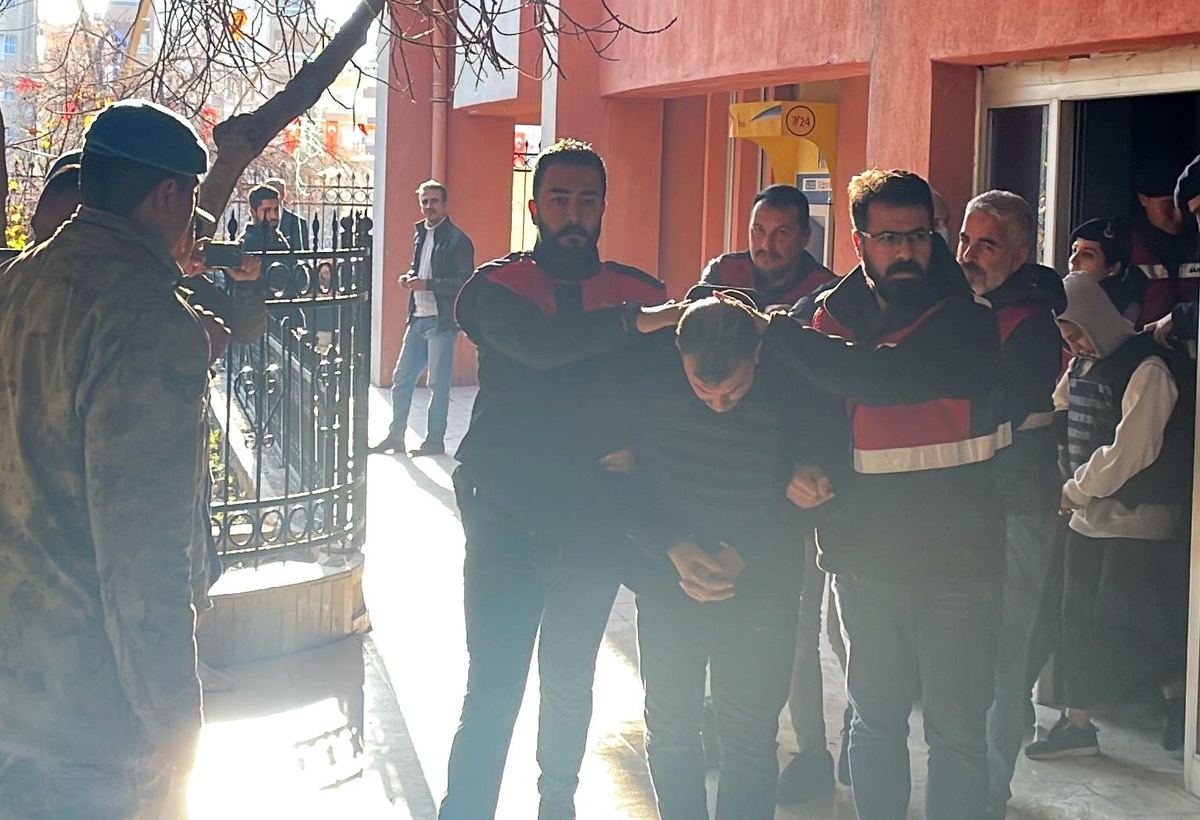 Mardin\'de 5 kişinin öldürüldüğü saldırıyla ilgili 5 zanlı adliyede