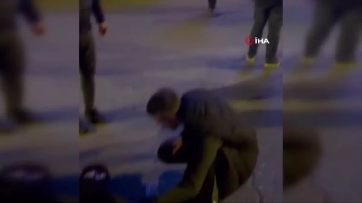 Otomobil yolun karşısına geçmek isteyen gence çarpıp kaçtı