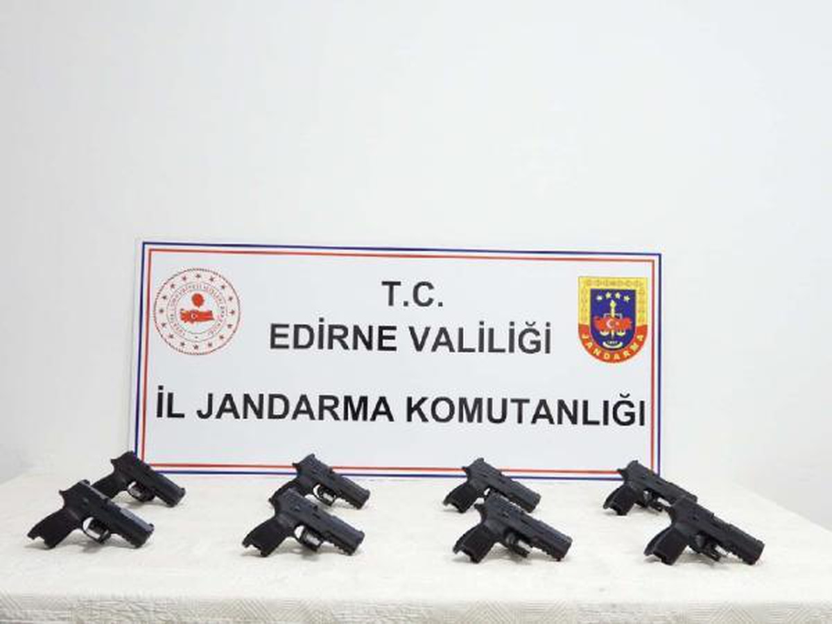 Otomobilde ruhsatsız 8 tabanca ele geçirildi