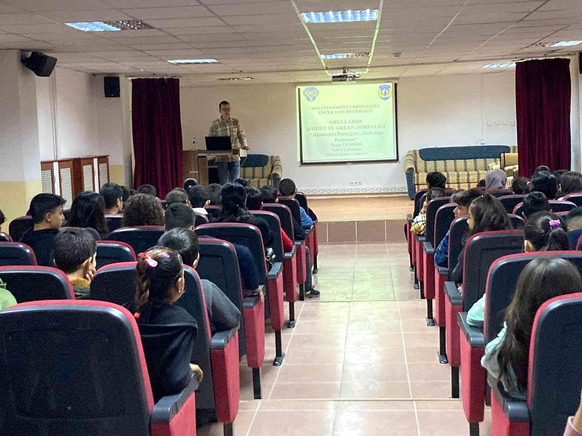 Polis öğrencilere \'akran zorbalığını" anlattı