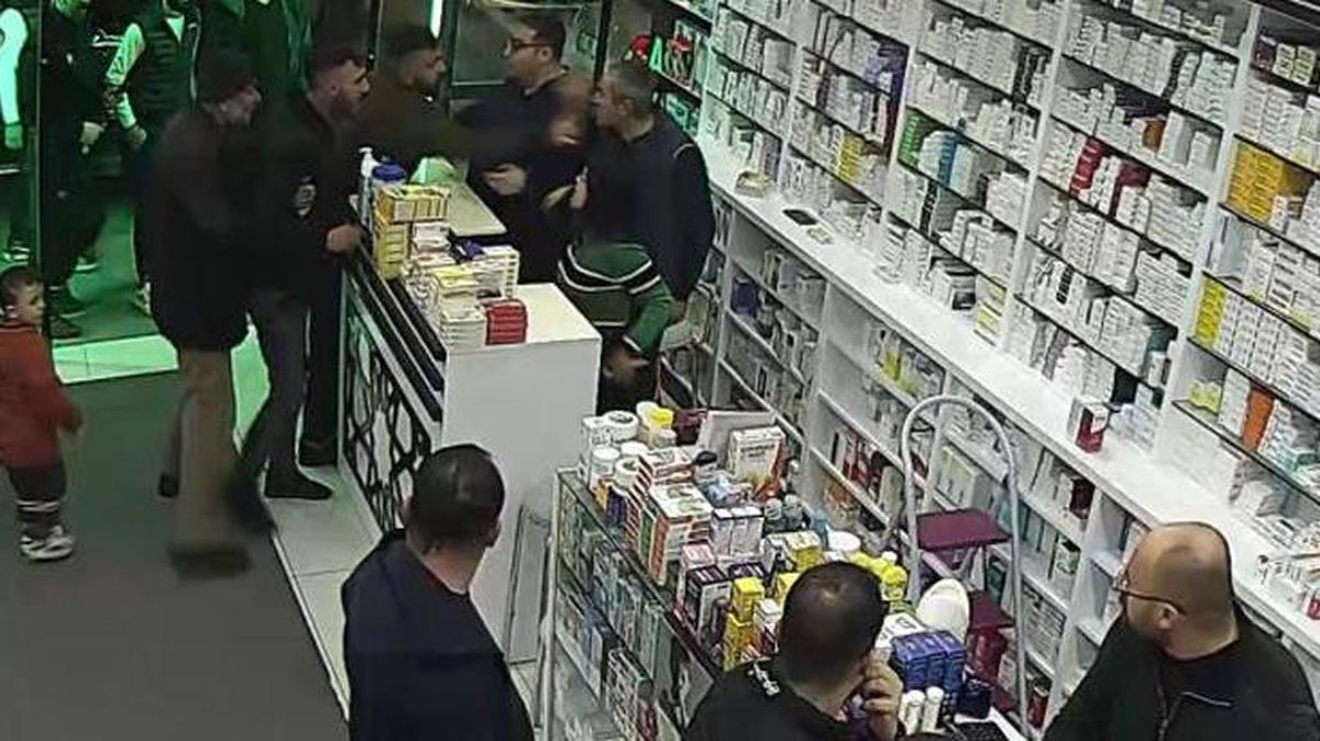 'Sıra beklemem' dedi, eczaneyi dağıttı! O anlar kamerada