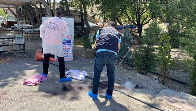 'Soğuk çay' tartışmasında kadın müşterisini tabancayla vurarak öldüren çaycıya müebbet hapis 'Soğuk çay' tartışmasında kadın müşterisini tabancayla vurarak öldüren çaycıya müebbet hapis