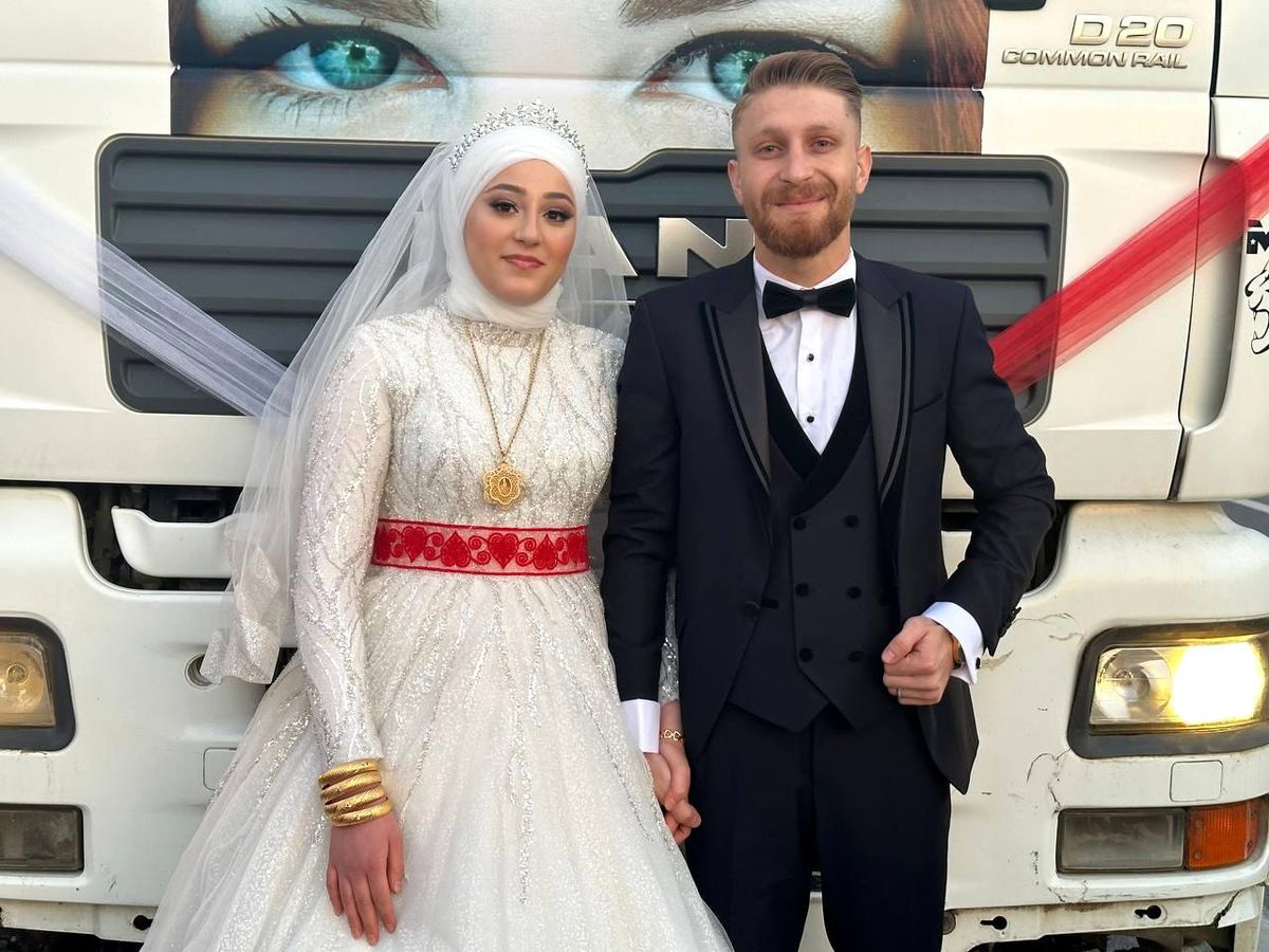 Tırın önünde oturan gelini görenler gözlerine inanamadı