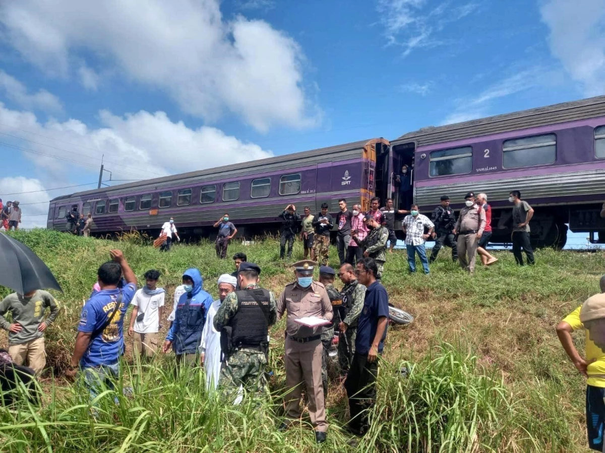 Tayland\'da tren hemzemin geçitteki aracı biçti: 1 ölü, 2 yaralı