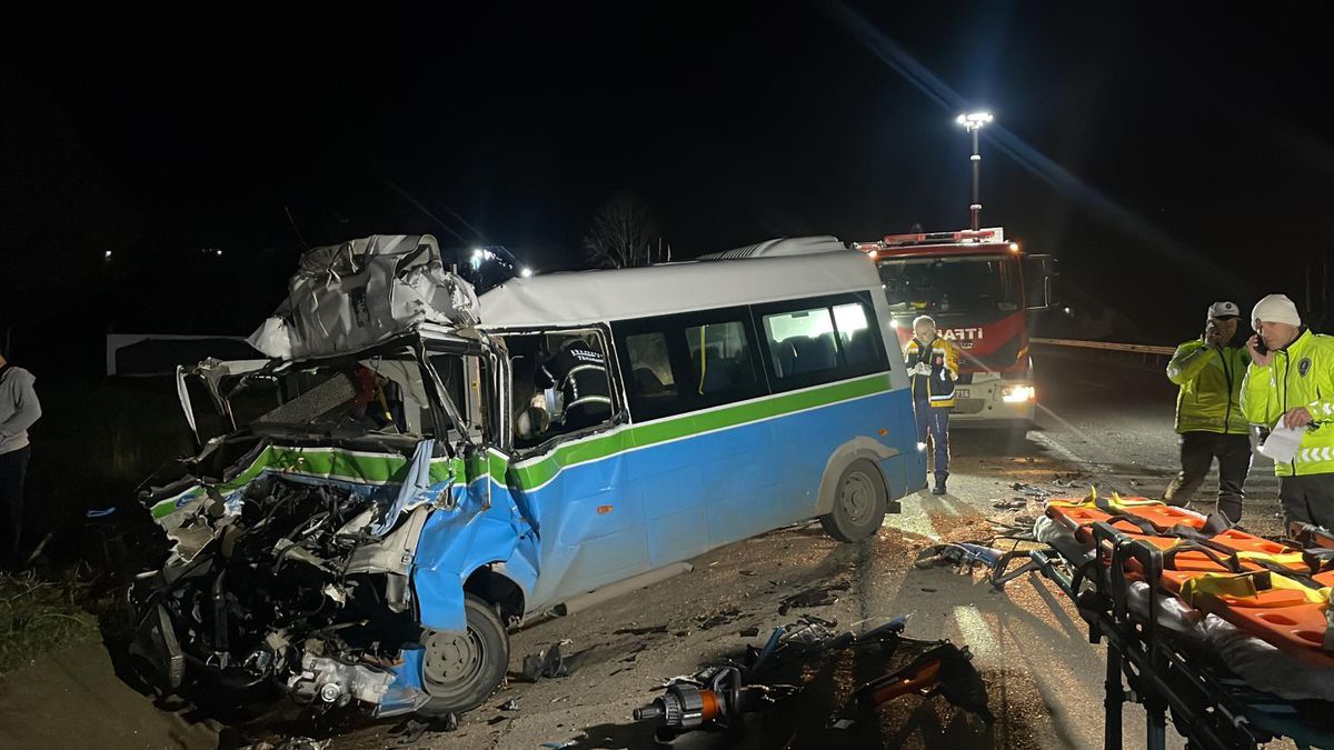 Tekirdağ\'da tırla çarpışan minibüsün sürücüsü öldü