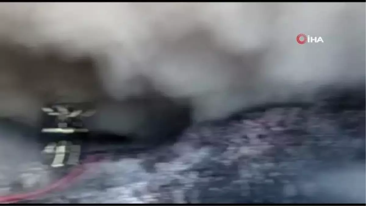 Tekstil fabrikasının deposunda çıkan yangın paniğe neden oldu