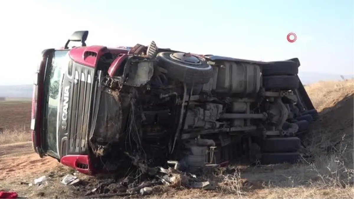 Tır devrildi, tonlarca buğday etrafa saçıldı: 1 yaralı