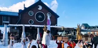 Uludağ'da karların üzerinde yoga yaparak ısınıyorlar