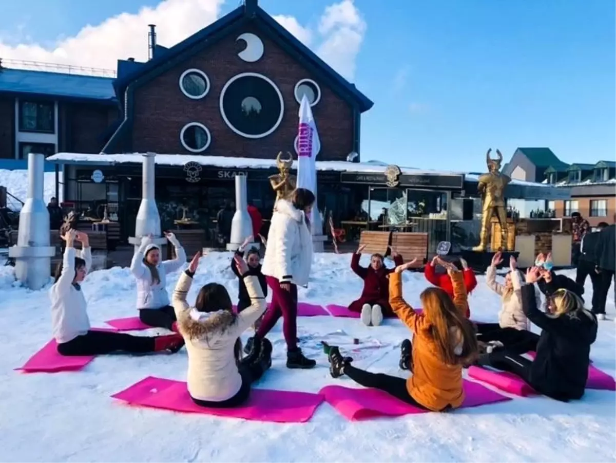 Uludağ\'da karların üzerinde yoga yaparak ısınıyorlar