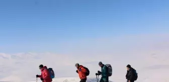 Van'da dağcılar 2 bin 800 rakımlı Hayal Dağı'na tırmandı
