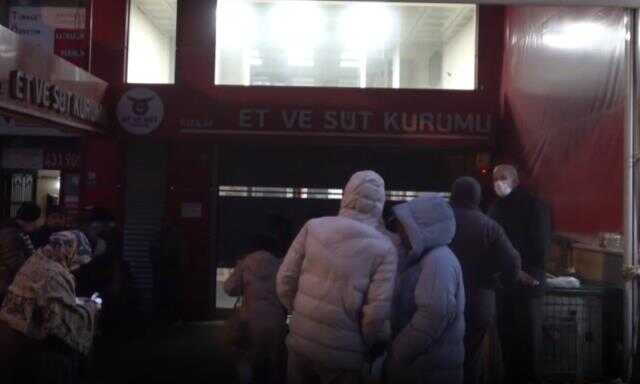 Vatandaş kapının açılmasını her sabah böyle bekliyor! Tüm çaba 1 kilo eti ucuza alabilmek için Vatandaş kapının açılmasını her sabah böyle bekliyor! Tüm çaba 1 kilo eti ucuza alabilmek için