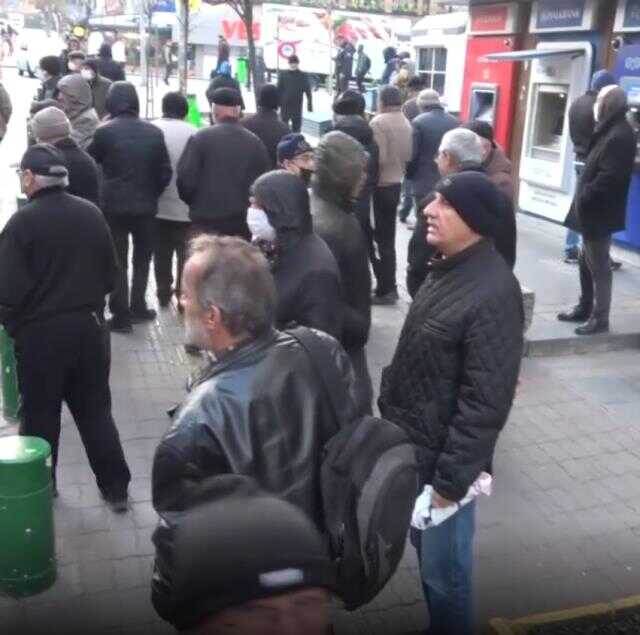 Vatandaş kapının açılmasını her sabah böyle bekliyor! Tüm çaba 1 kilo eti ucuza alabilmek için Vatandaş kapının açılmasını her sabah böyle bekliyor! Tüm çaba 1 kilo eti ucuza alabilmek için