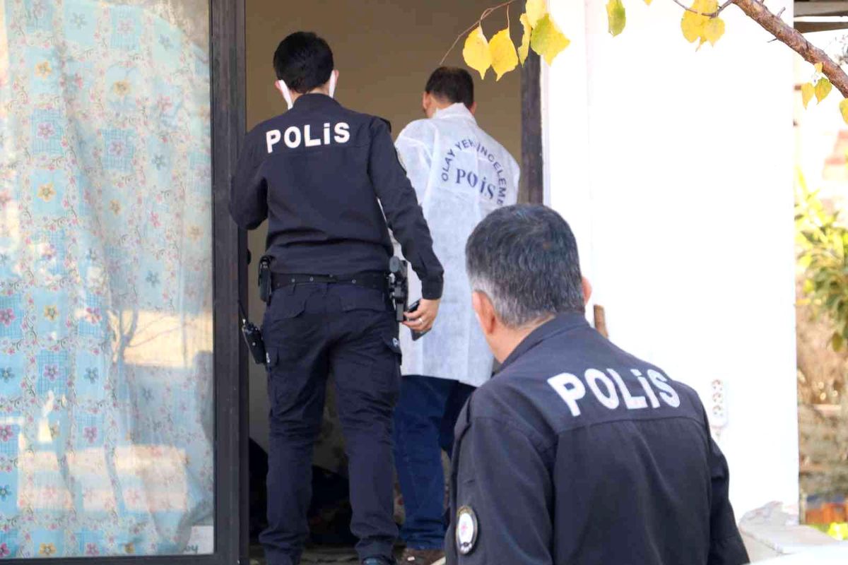 Yalnız yaşadığı dükkandan 2 gün boyunca çıkmadı, camdan içeri bakan arkadaşları telefona sarıldı