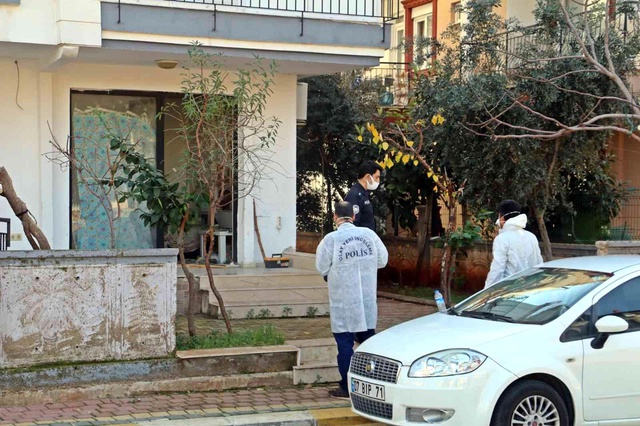Yalnız yaşadığı dükkandan 2 gün boyunca çıkmadı, camdan içeri bakan arkadaşları telefona sarıldı Yalnız yaşadığı dükkandan 2 gün boyunca çıkmadı, camdan içeri bakan arkadaşları telefona sarıldı