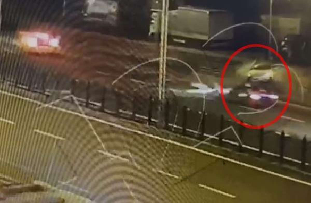 Yan yoldan hızla gelen otomobil bariyerleri aşıp iki araca çarptı: 1 polis şehit, 5 yaralı
