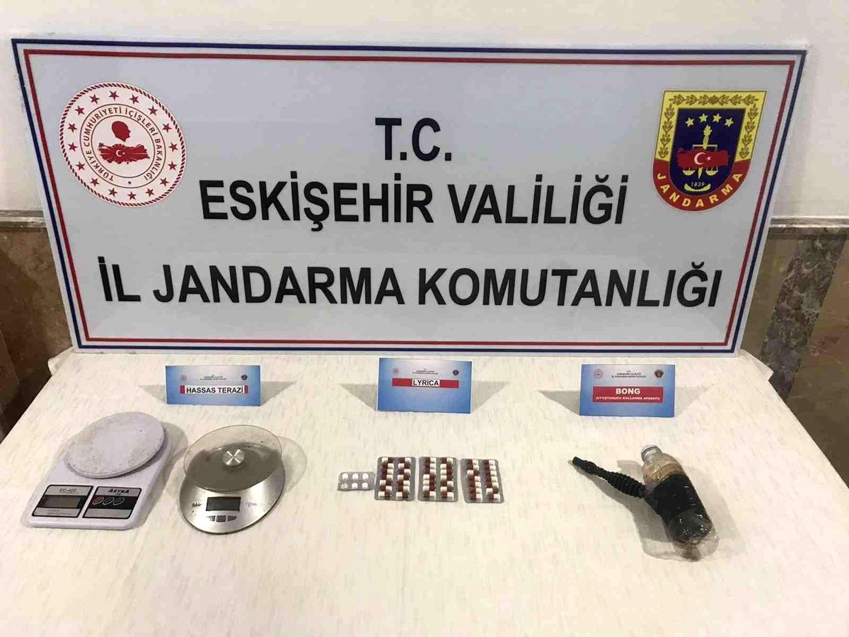 Yeşil reçeteli hap ticareti yapan şahıslar suçüstü yakalandı