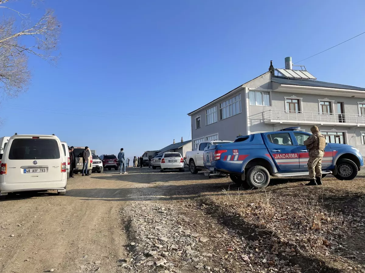 Ağrı\'da bir evin önünde silahla vurulmuş 3 kişinin cesedi bulundu