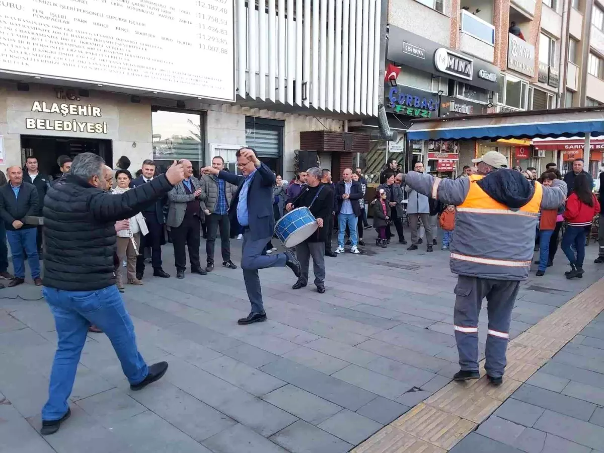 Alaşehirli işçiler maaş zammını oynayarak kutladı