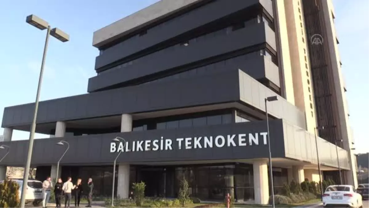 BALIKESİR - Bacaklarını kaybeden terör gazisi 3 boyutlu yazıcıyla protez koruyucu geliştirdi