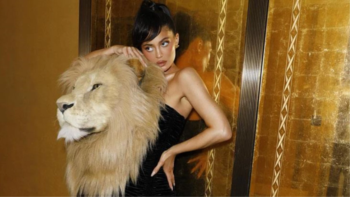 Genç milyarder Kylie Jenner, omzunda aslan kafasıyla davette boy gösterdi
