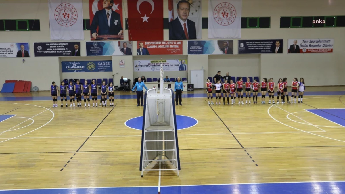 Burhaniye\'de \'100. Yıl Cumhuriyet Voleybol Turnuvası\'nın Açılışı Yapıldı