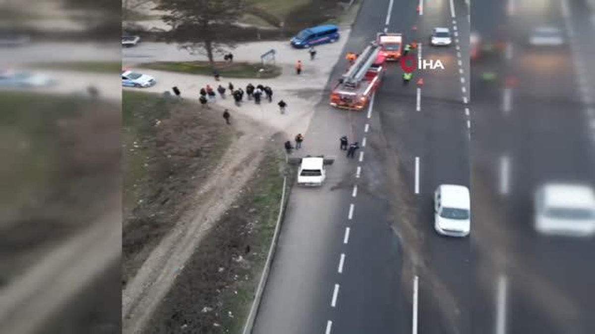 Bursa\'da feci kaza: Otomobil ikiye bölündü, 3 kişi yaralandı
