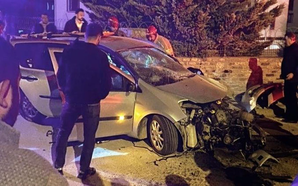 Bursa\'da sitenin duvarına çarpan otomobildeki 2 kişi yaralandı