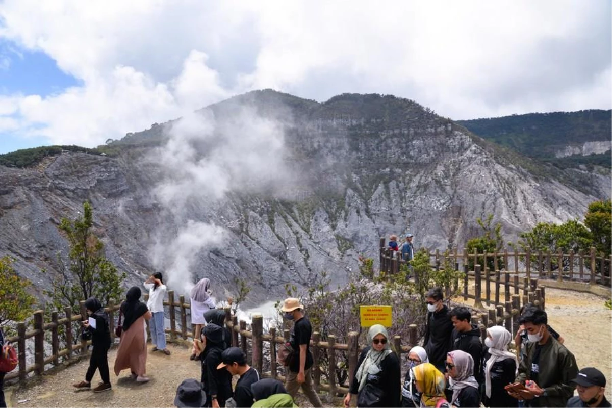 Endonezyalılar, Bahar Festivali Tatilinde Yanardağ Görmeye Gidiyor