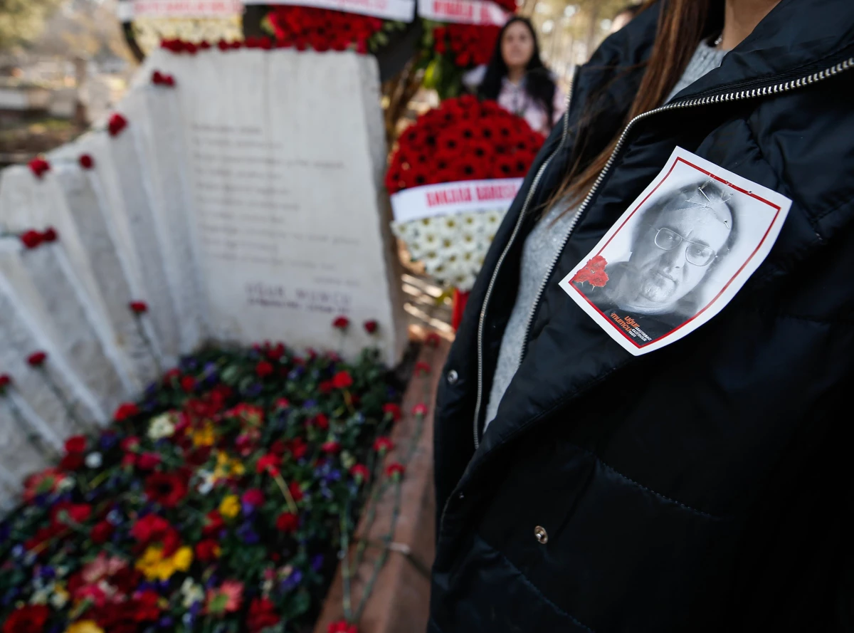 Gazeteci-yazar Uğur Mumcu ölümünün 30\'uncu yılında mezarı başında anıldı