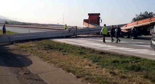 Tırdan düşen tonlarca ağırlıktaki metal otoyolu kapattı Tırdan düşen tonlarca ağırlıktaki metal otoyolu kapattı