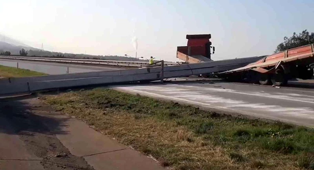 Tırdan düşen tonlarca ağırlıktaki metal otoyolu kapattı Tırdan düşen tonlarca ağırlıktaki metal otoyolu kapattı